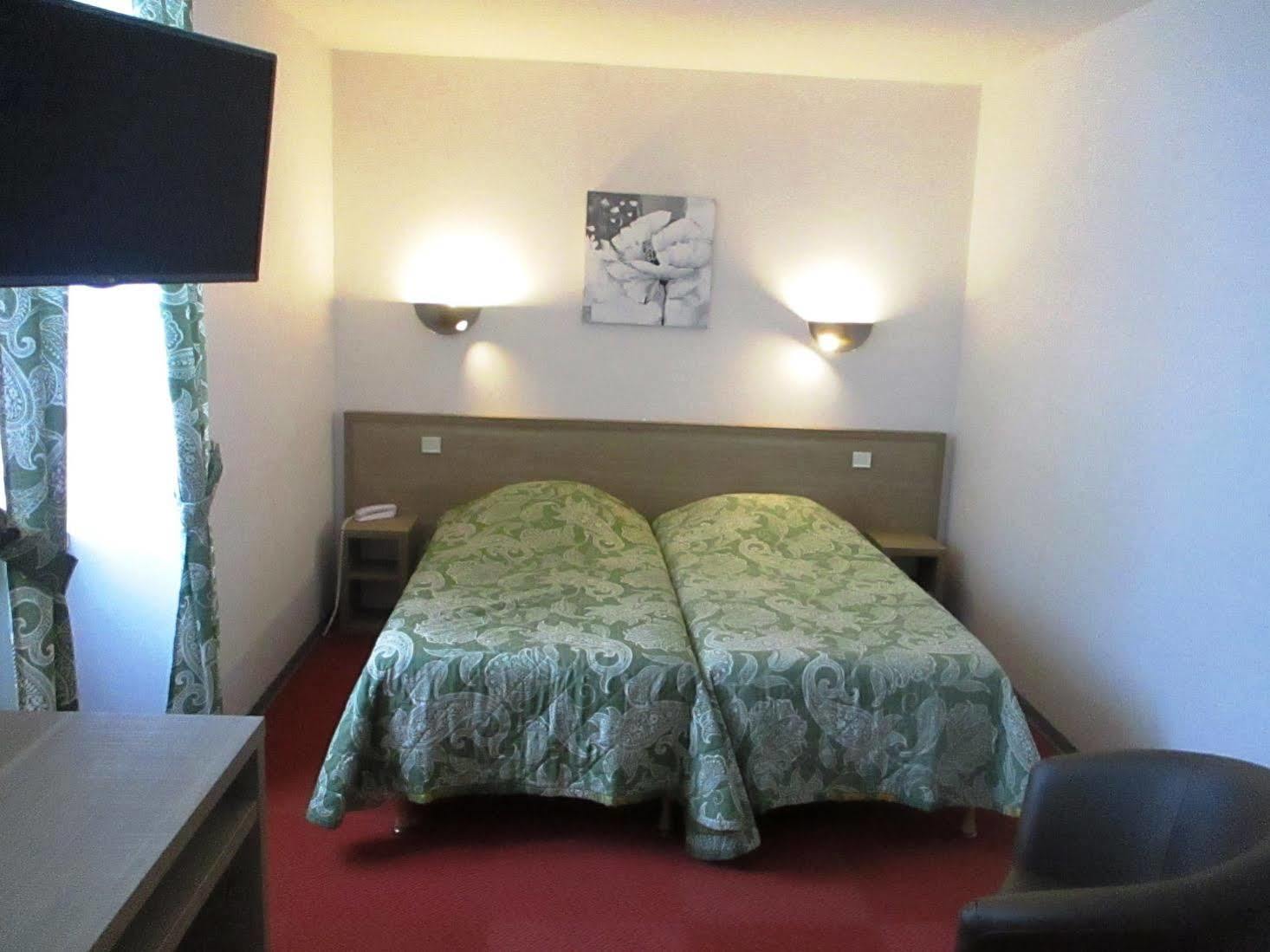 Hotel Du Lac Huelgoat Bagian luar foto