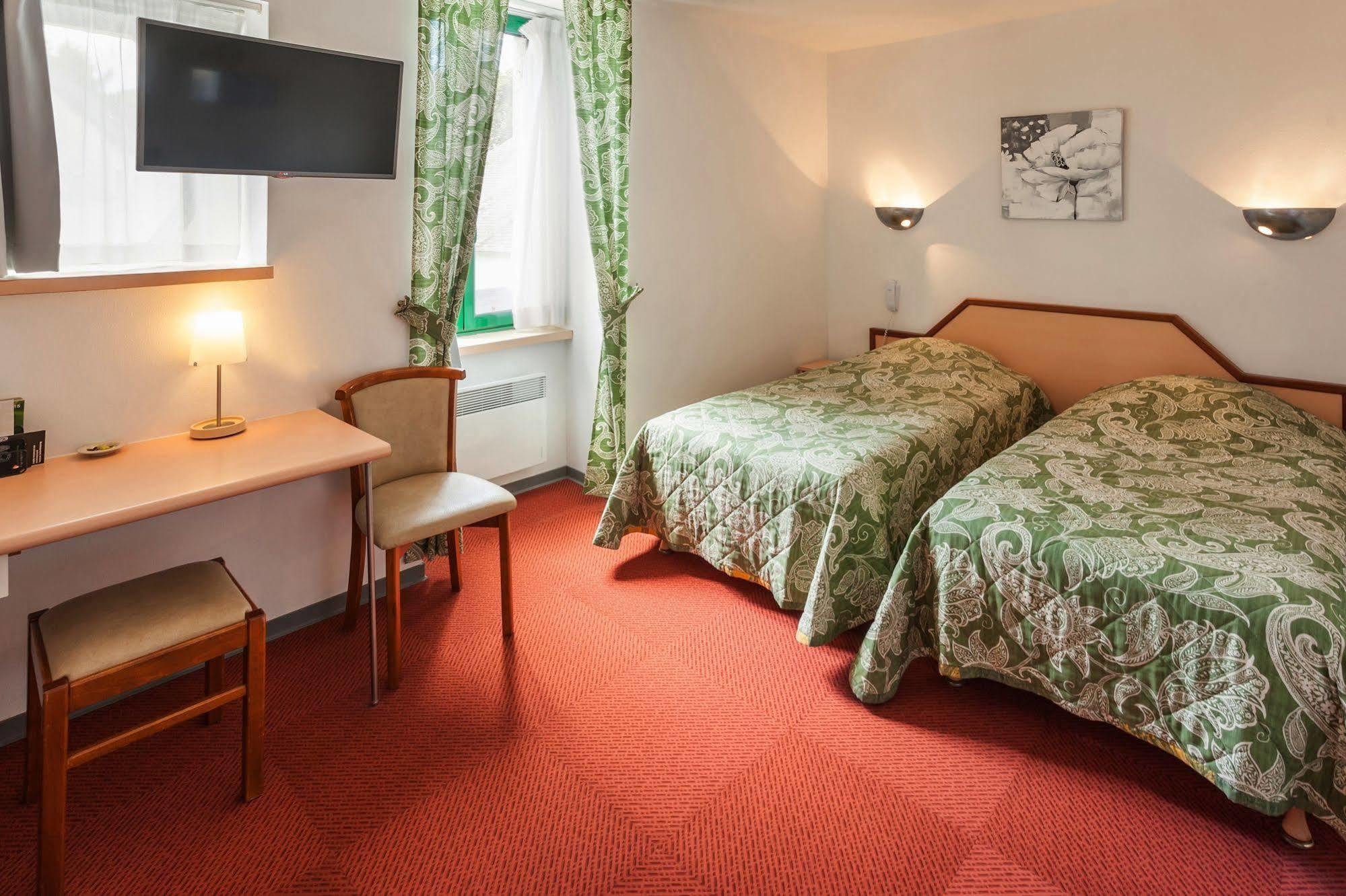 Hotel Du Lac Huelgoat Bagian luar foto